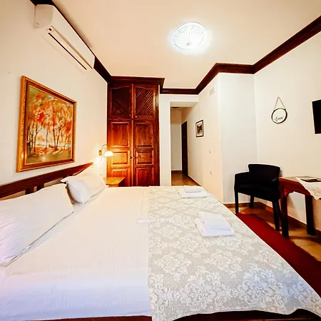 לינה וארוחת בוקר Hotel Gorica - Unesco Quarter 3*